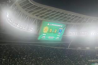 尊重！球迷tifo致意：巴西历史顶级得分手？内马尔安坐沉浸欢呼中